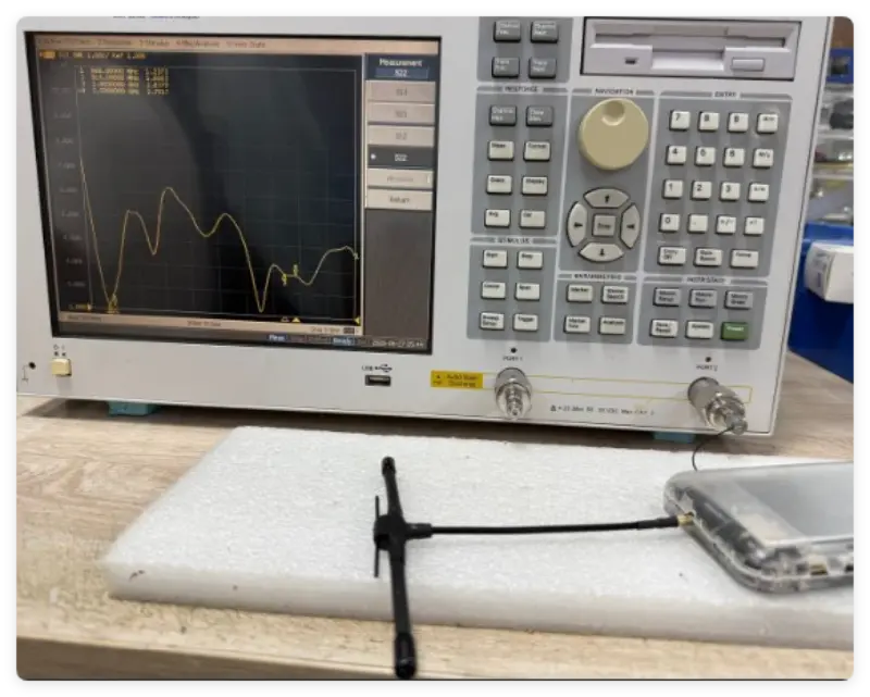 Zergatik da ezinbestekoa VSWR (Voltage Standing Wave Ratio) arreta jartzea antena bat aukeratzerakoan?